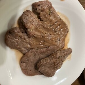 牛タンスライスの黒胡椒焼き(＾＾)　